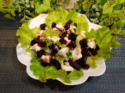 Salotos su burokėliais ir varškės sūriu pagrindine nuotrauka