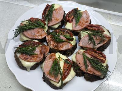 Karšti sumuštiniai „Išskirtiniai“ pagrindine nuotrauka