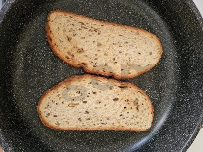 Sumuštiniai su paštetu ir marinuotais agurkais Žingsnis 1