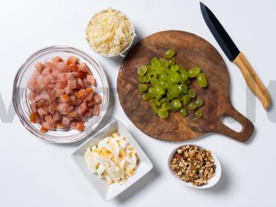 Salotos su rūkytomis vištienos krūtinėlėmis, graikiniais riešutais ir vynuogėmis Žingsnis 2