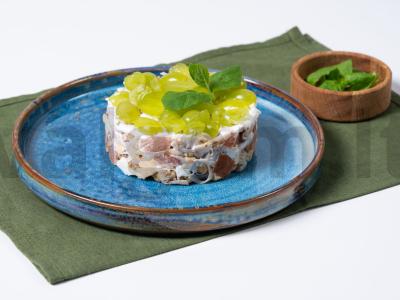 Salotos su rūkytomis vištienos krūtinėlėmis, graikiniais riešutais ir vynuogėmis pagrindine nuotrauka