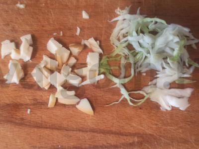 Salotas su marinuotais pomidorais ir dešrainiu sūriu Žingsnis 1