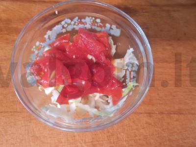 Salotas su marinuotais pomidorais ir dešrainiu sūriu Žingsnis 2