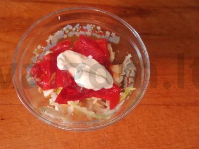 Salotas su marinuotais pomidorais ir dešrainiu sūriu Žingsnis 3