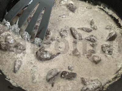 Vištienos kepenėlės grietinėje Žingsnis 6