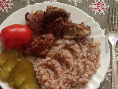 Kepta vištienos kepenėlė su svogūnais ir grikiais pagrindine nuotrauka