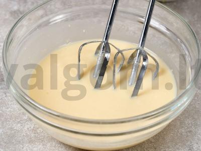 Sluoksniuotas pyragas su spanguolėmis Žingsnis 1