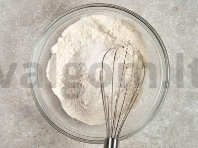 Sluoksniuotas pyragas su spanguolėmis Žingsnis 2