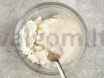 Sluoksniuotas pyragas su spanguolėmis Žingsnis 4