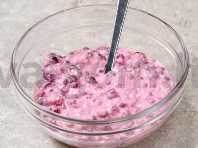 Sluoksniuotas pyragas su spanguolėmis Žingsnis 5