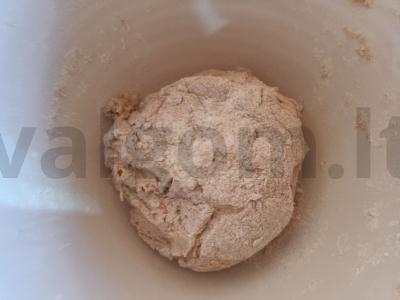 Pica ant keptuvės su alyvuogėmis ir pomidoru Žingsnis 1