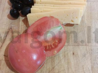 Pica ant keptuvės su alyvuogėmis ir pomidoru Žingsnis 2