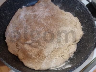 Pica ant keptuvės su alyvuogėmis ir pomidoru Žingsnis 3