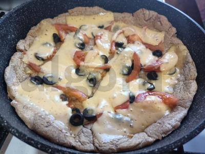 Pica ant keptuvės su alyvuogėmis ir pomidoru pagrindine nuotrauka