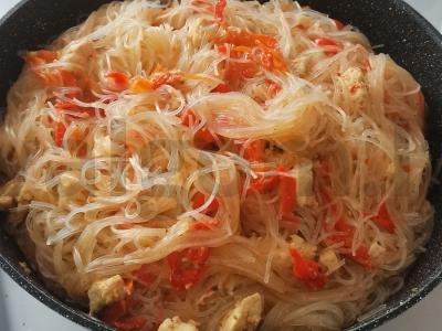 Funchosa su paprikomis ir vištienos krūtinėle pagrindine nuotrauka