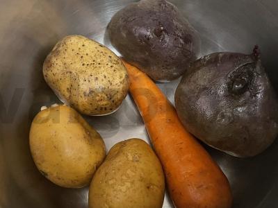 Vinegretas su raugintais kopūstais ir marinuotais agurkais Žingsnis 1