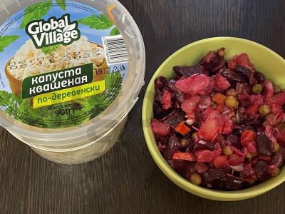 Vinegretas su raugintais kopūstais ir marinuotais agurkais pagrindine nuotrauka