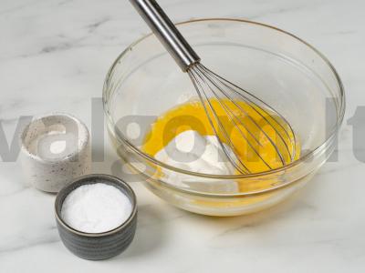 Universalus be mielių tešla pyragams Žingsnis 1