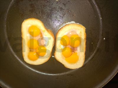 Tostai su putpelių kiaušiniais ir dešra Žingsnis 7