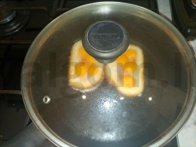 Tostai su putpelių kiaušiniais ir dešra Žingsnis 8