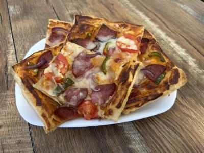 Sluoksniuotos tešlos pica- asorti pagrindine nuotrauka