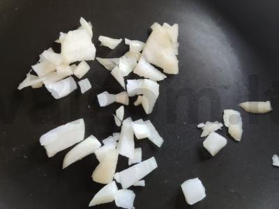 Kalakutiena su pesto padažu, morkomis ir svogūnais Žingsnis 1