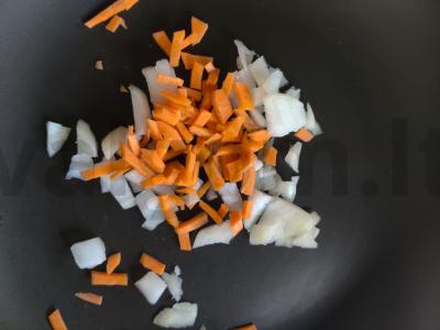 Kalakutiena su pesto padažu, morkomis ir svogūnais Žingsnis 2