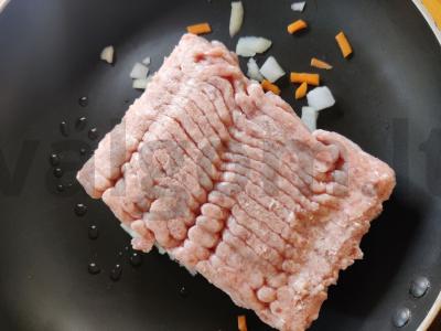 Kalakutiena su pesto padažu, morkomis ir svogūnais Žingsnis 3