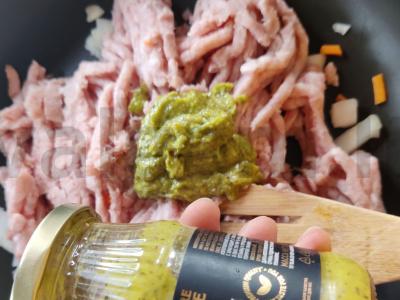 Kalakutiena su pesto padažu, morkomis ir svogūnais Žingsnis 4