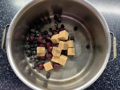 Gėrimas iš juodųjų serbentų, vyšnių ir obuolių su cukrumi Žingsnis 1