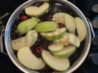 Gėrimas iš juodųjų serbentų, vyšnių ir obuolių su cukrumi Žingsnis 4