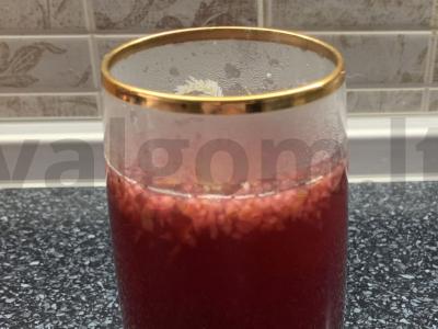 Gėrimas iš juodųjų serbentų, vyšnių ir obuolių su cukrumi pagrindine nuotrauka