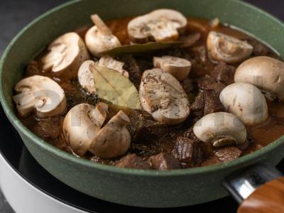 Troškinta jautiena su grybais Žingsnis 5