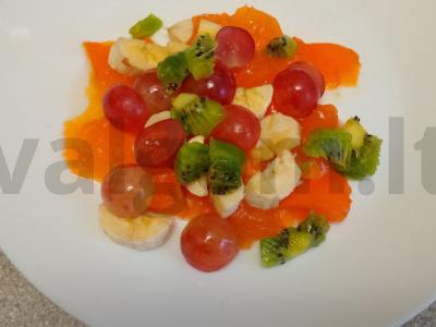 Vaisių salotas su kondensuoto pieno padažu Žingsnis 4