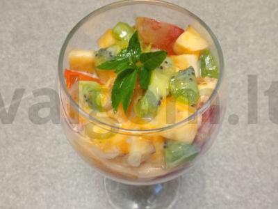 Vaisių salotas su kondensuoto pieno padažu pagrindine nuotrauka