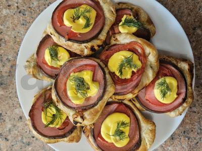 Mini pica su pomidorais ir sūrio padažu pagrindine nuotrauka