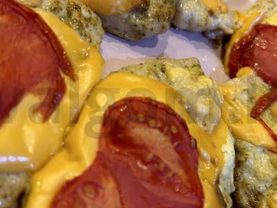 Vištienos filė su sūriu, pomidoru ir majonezu pagrindine nuotrauka