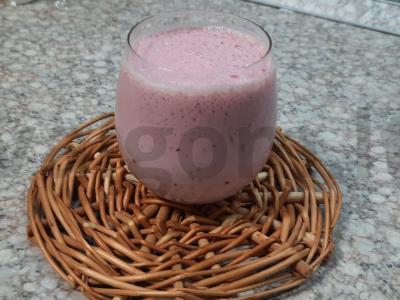 Pieno-uogų kokteilis pagrindine nuotrauka