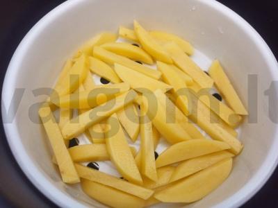 Garstyčios bulvės su dešrelėmis ir kiaušinių apkepu Žingsnis 1