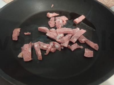 Garstyčios bulvės su dešrelėmis ir kiaušinių apkepu Žingsnis 2