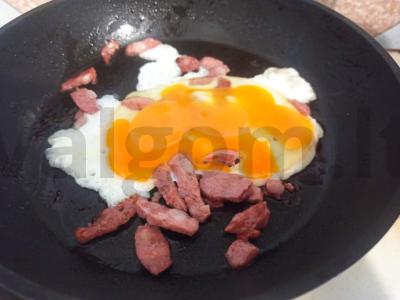 Garstyčios bulvės su dešrelėmis ir kiaušinių apkepu Žingsnis 3