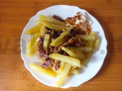 Garstyčios bulvės su dešrelėmis ir kiaušinių apkepu pagrindine nuotrauka