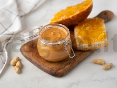 Namų žemės riešutų pasta pagrindine nuotrauka