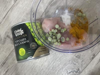 Vištienos meatballs su žaliais žirneliais Žingsnis 2