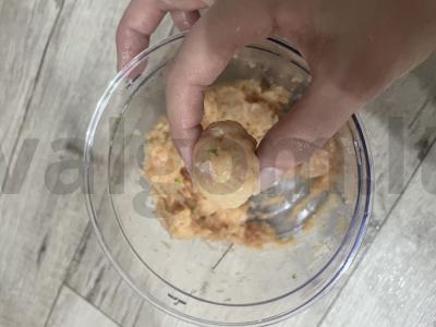 Vištienos meatballs su žaliais žirneliais Žingsnis 3