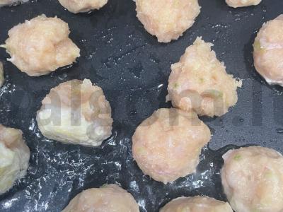 Vištienos meatballs su žaliais žirneliais Žingsnis 4