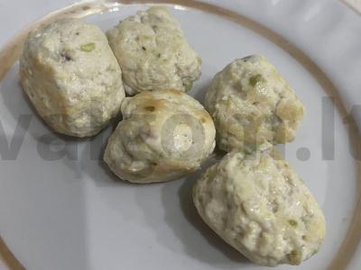 Vištienos meatballs su žaliais žirneliais pagrindine nuotrauka