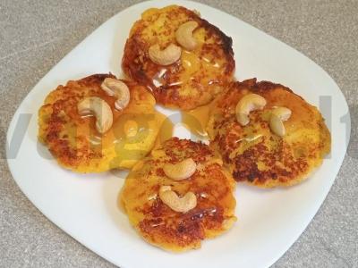 Sūrio blynai su sūdyta karamele ir anakardžiais pagrindine nuotrauka