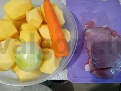 Troškinta bulvė su kalakutiena lėtoje viryklėje Žingsnis 1