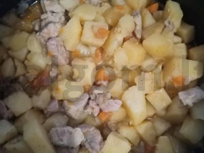 Troškinta bulvė su kalakutiena lėtoje viryklėje pagrindine nuotrauka